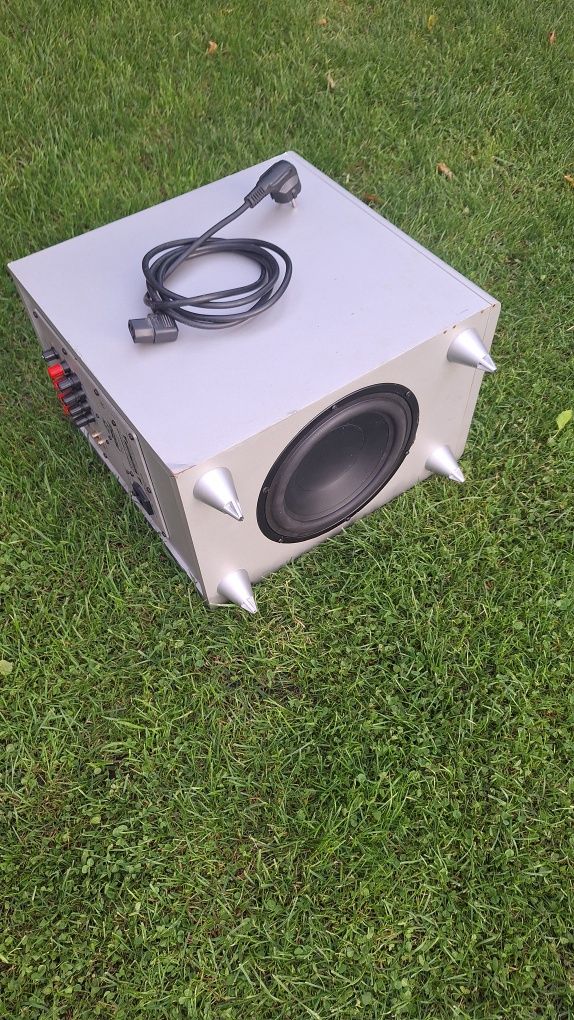 Subwoofer Magnat srebrny.