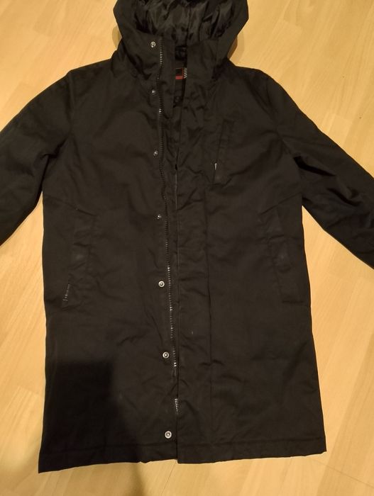 Czarna, młodzieżowa kurtka typu parka.