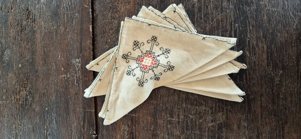 zestaw 6 uroczych francuskich haftowanych lnianych serwetek boho antyk