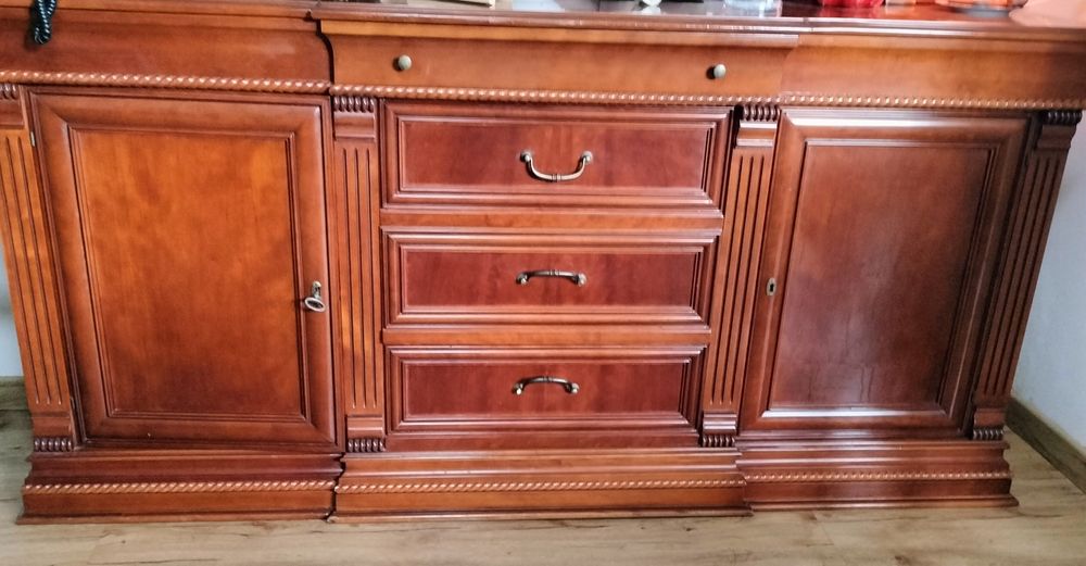 Aparador em cerejeira e no espelho.