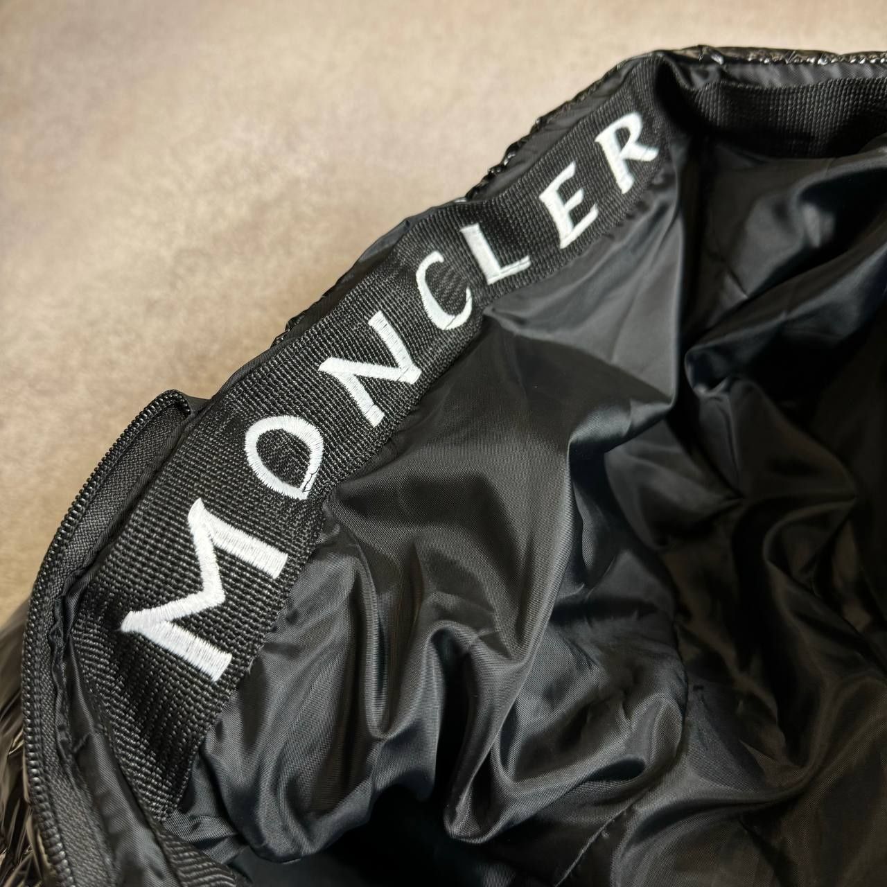 Новая Мужская жилетка Moncler черная лаковая безрукавка весна документ