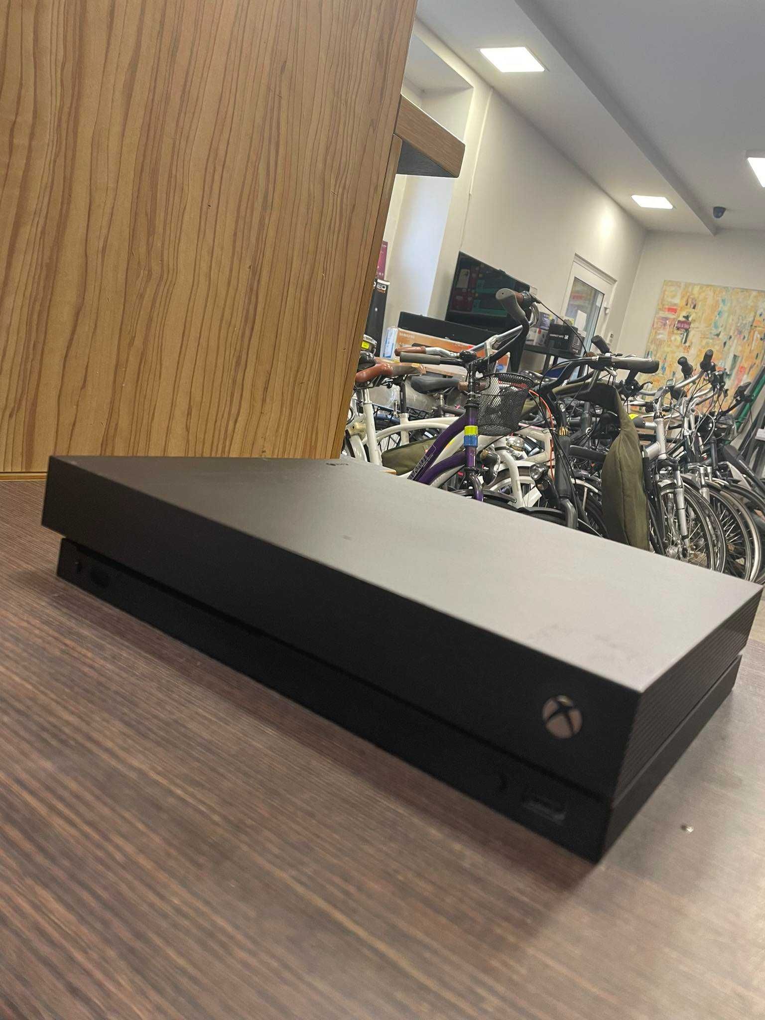 Konsola Xbox One X 1TB + Pad