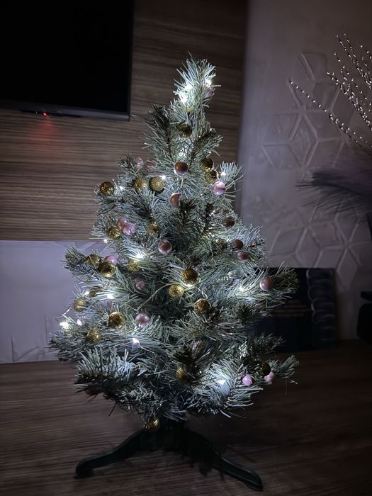 Ялинка з прикрасамиі вогниками