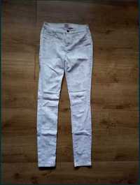 spodnie jeansowe białe w jasno szare kwiaty Only rozmiar S