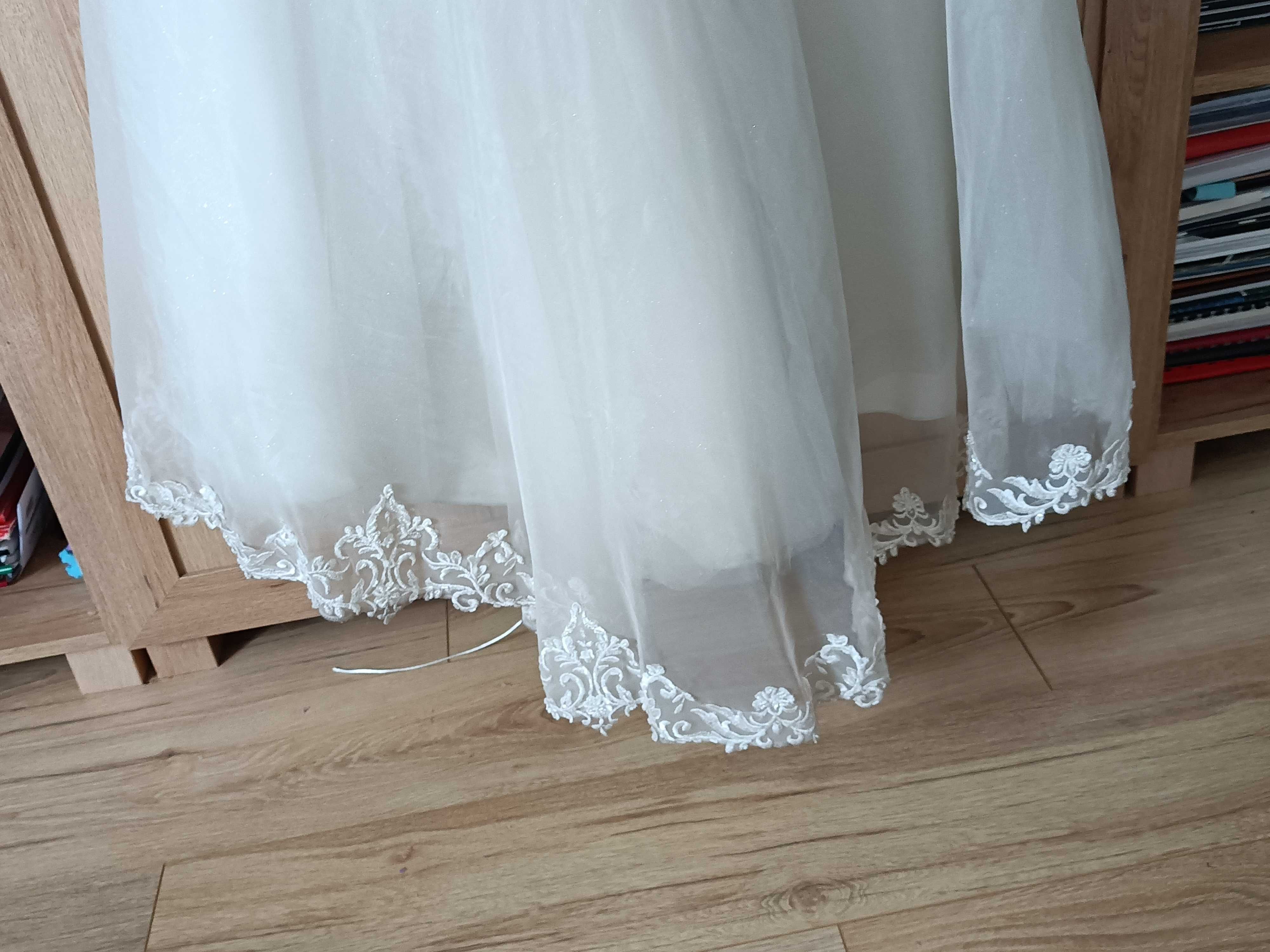 suknia ślubna z długim welonem