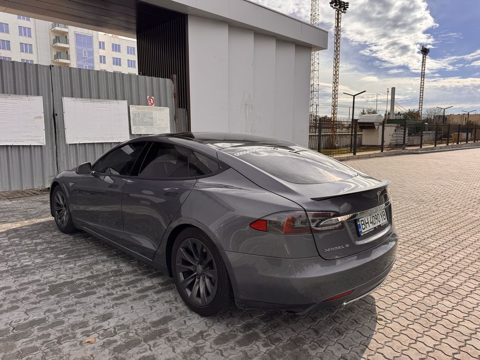 Tesla model S P85