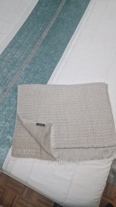 Cachecol Guess em ótimo estado