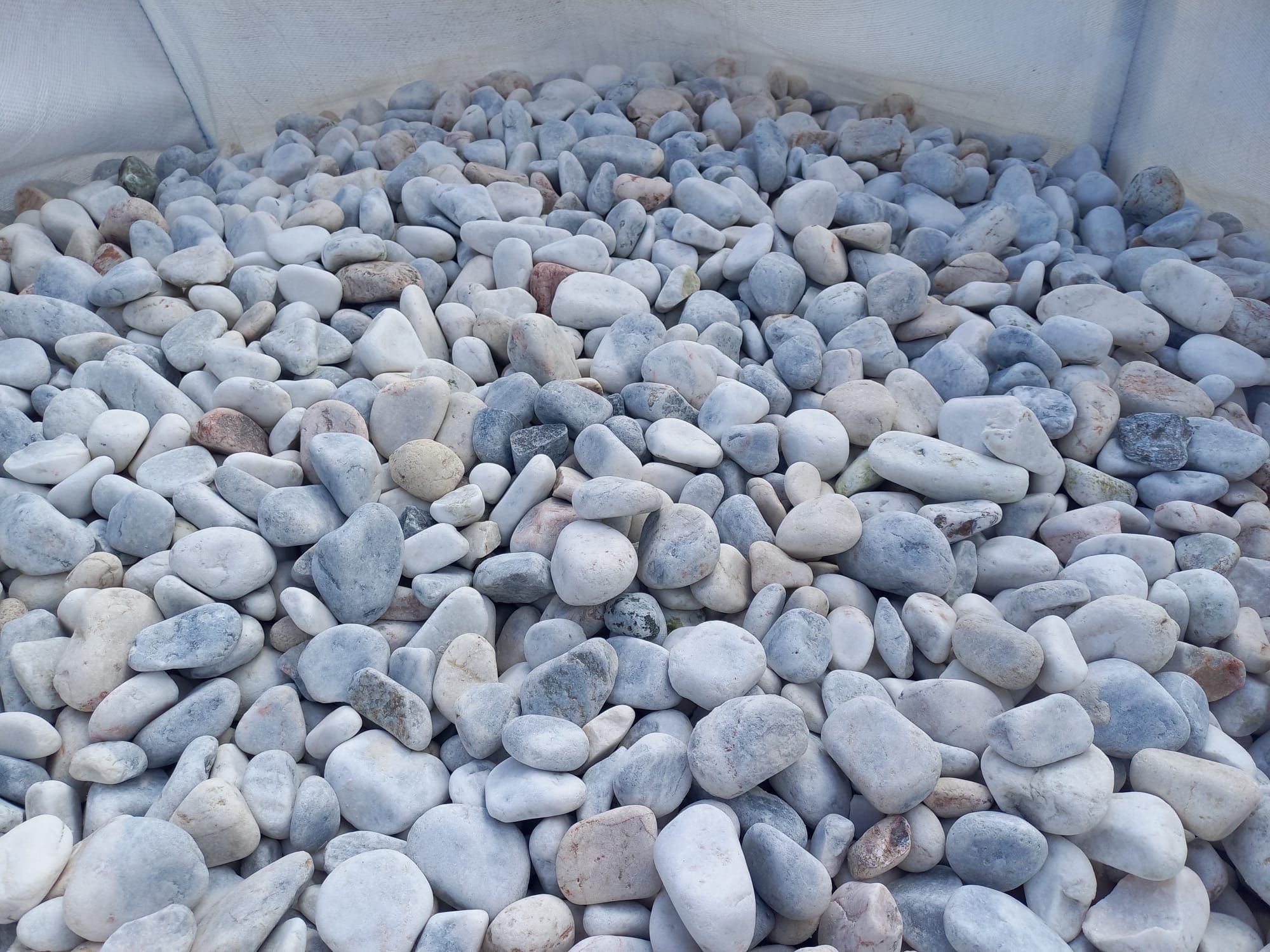 Otoczaki janowickie kamienie ozdobne do ogrodu białe TONA z dostawą