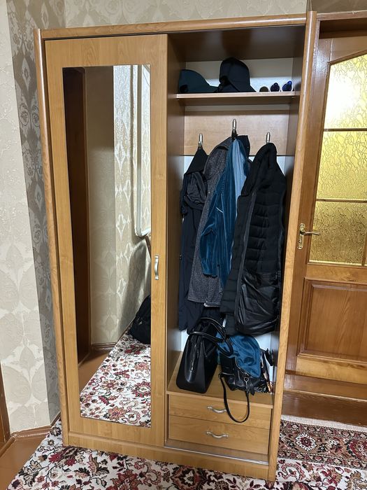 Шкаф, висота 1.94 , ширина 1.6, глубна 0.38, закрита частина 0.51