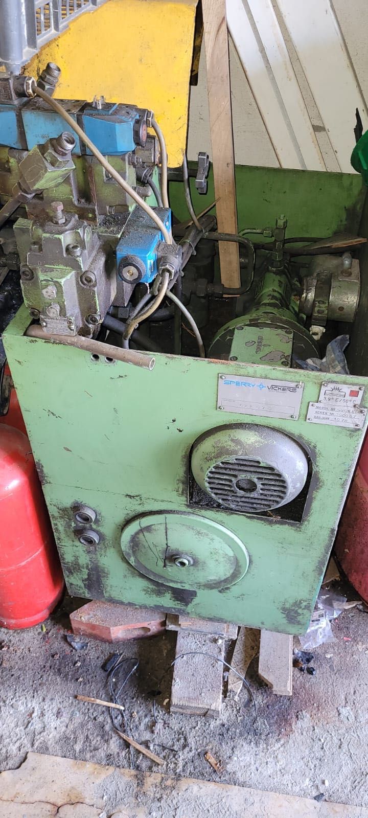 Stacją hydrauliczna ze zdemontowanej tokarki numerycznej