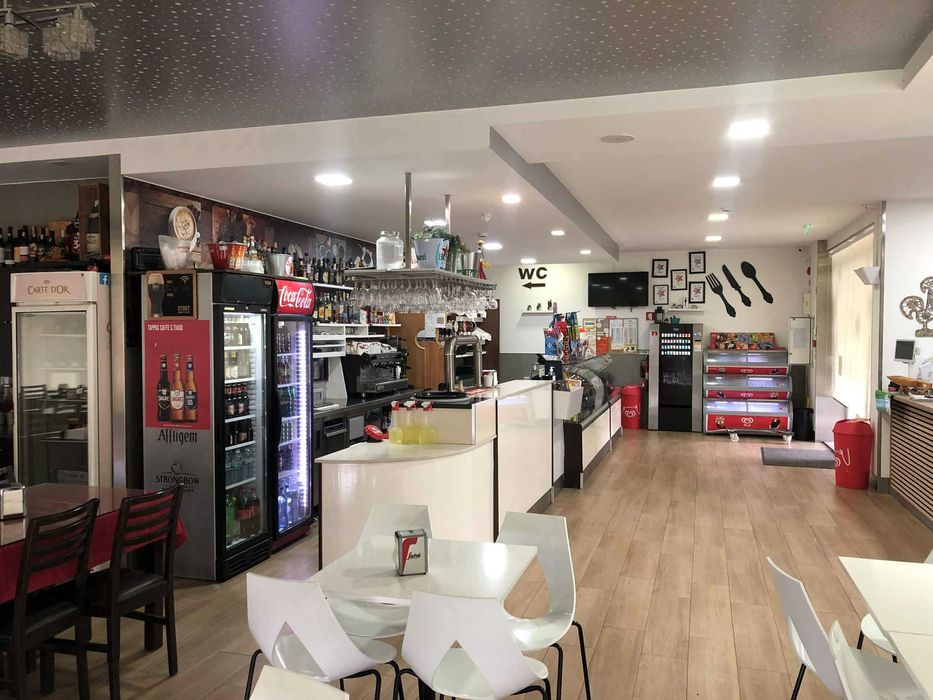 Café/Restauração totalmente equipado e mobilado.