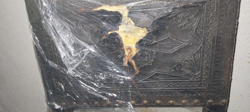 Cadeira antiga de couro para restaurar