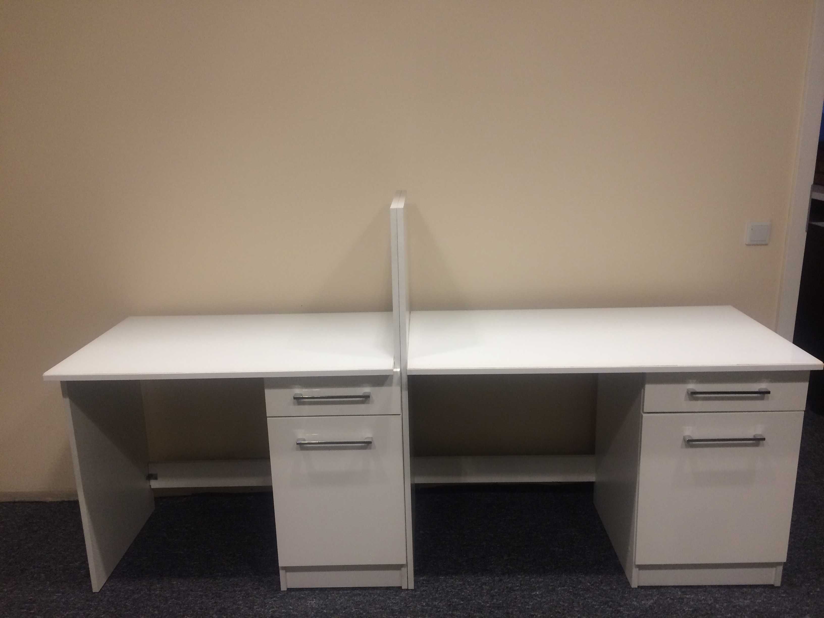 Dwa białe biurka.Blat z lacobel .Fronty biurka lakierowane.Stan  bdb .