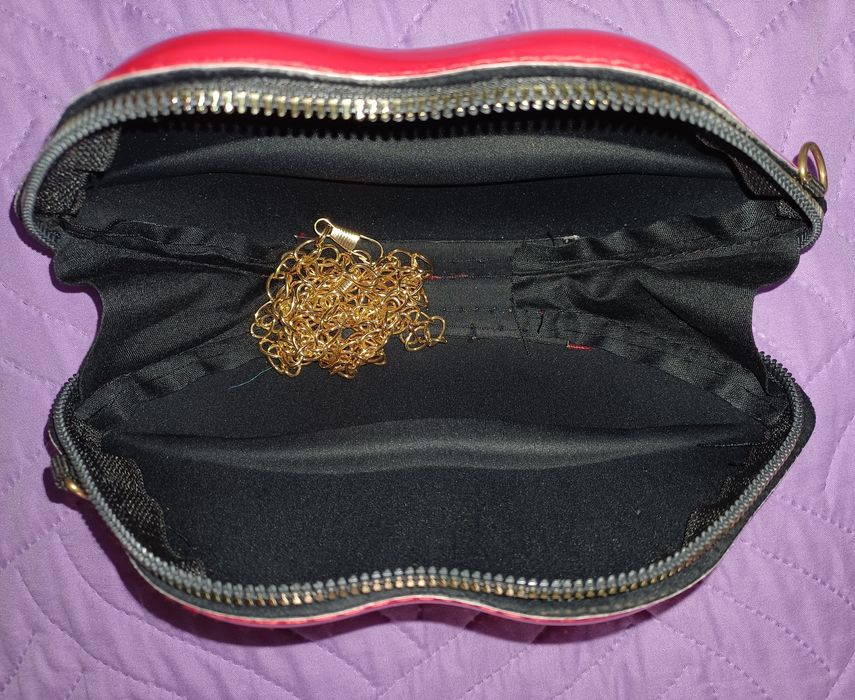 Clutch vermelha em forma de lábios
