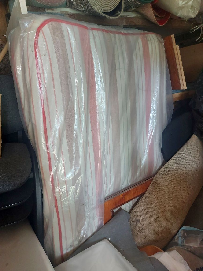 Ліжко односпальне з матрасом