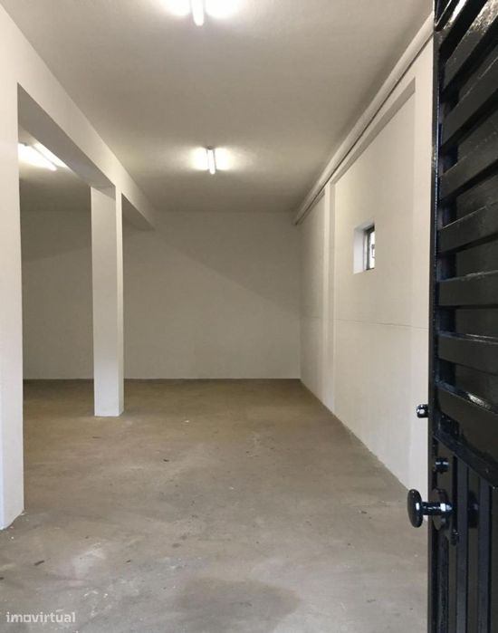 Armazém - Ermesinde 95m2 - Pé direito 4 metros
