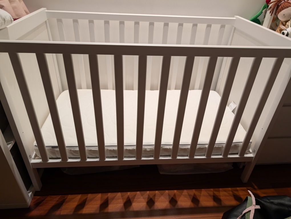 Vendo berço + colchão + 2 conjuntos de roupa de cama + edredom.
