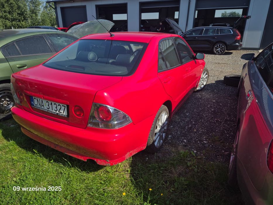 Lexus is200 uszodzony