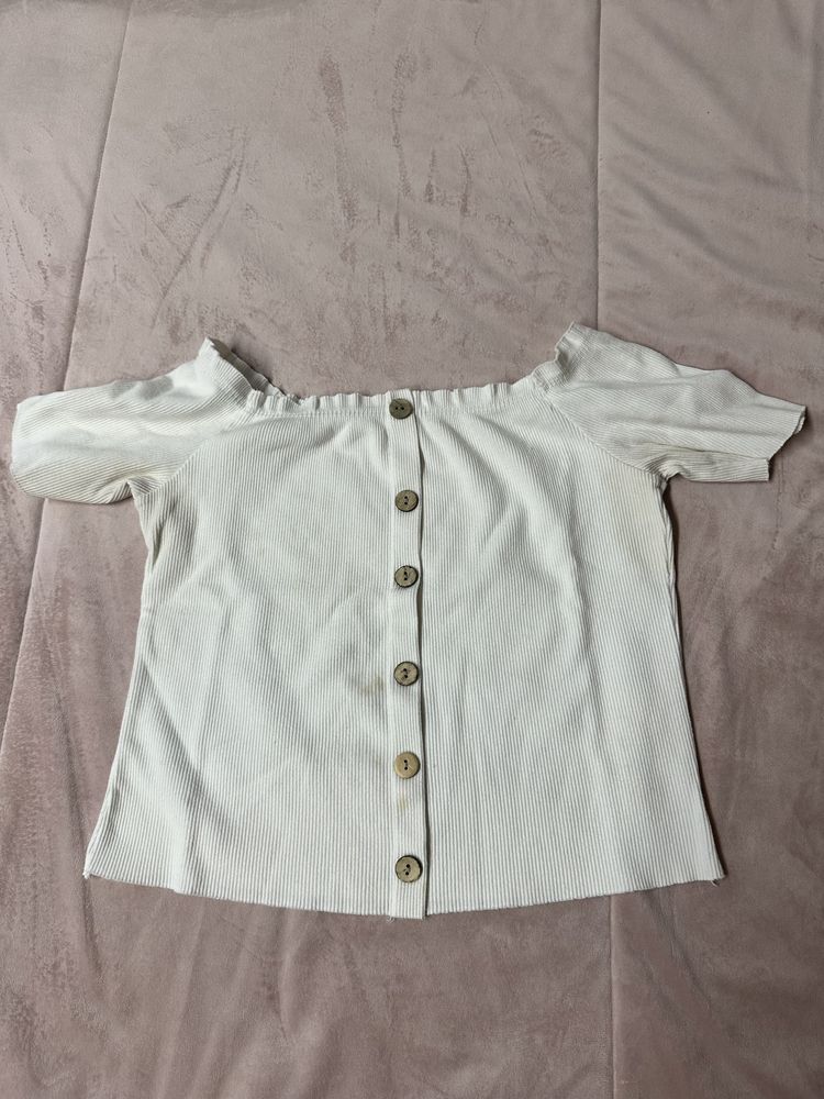 Camisola branca com botões de feitio