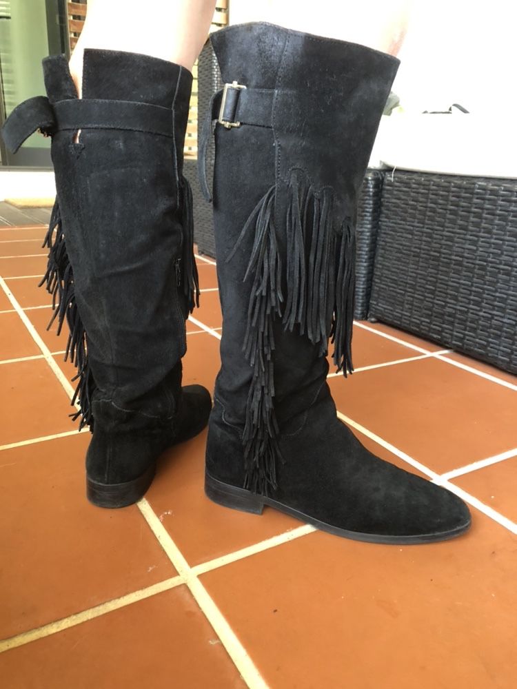 Botas pretas em pele