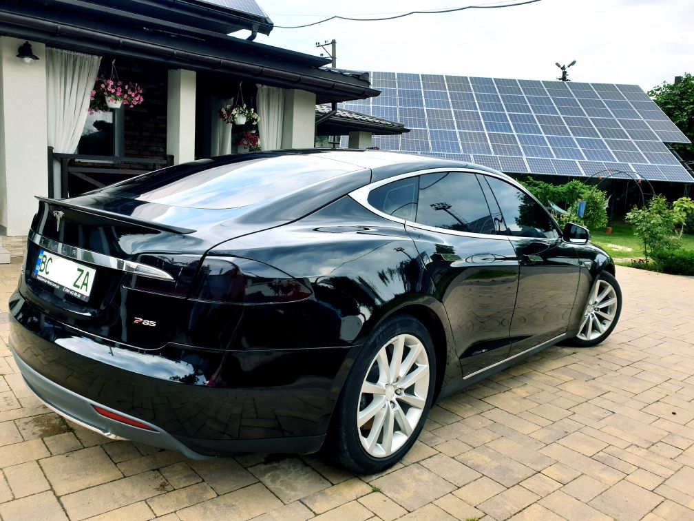 TESLA model S  P85