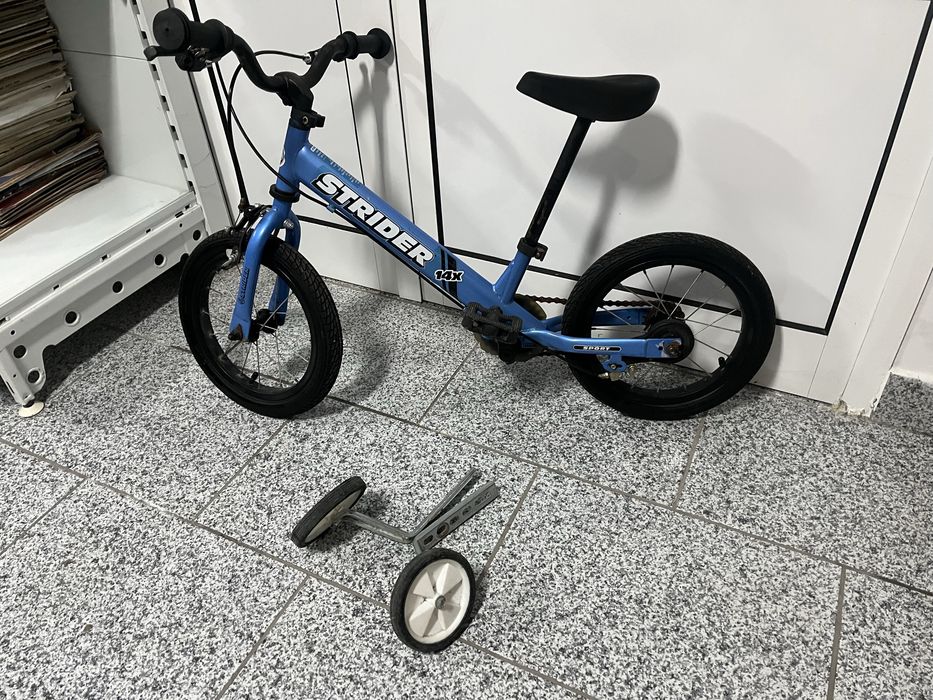 Biclcleta e triciclo de crianca