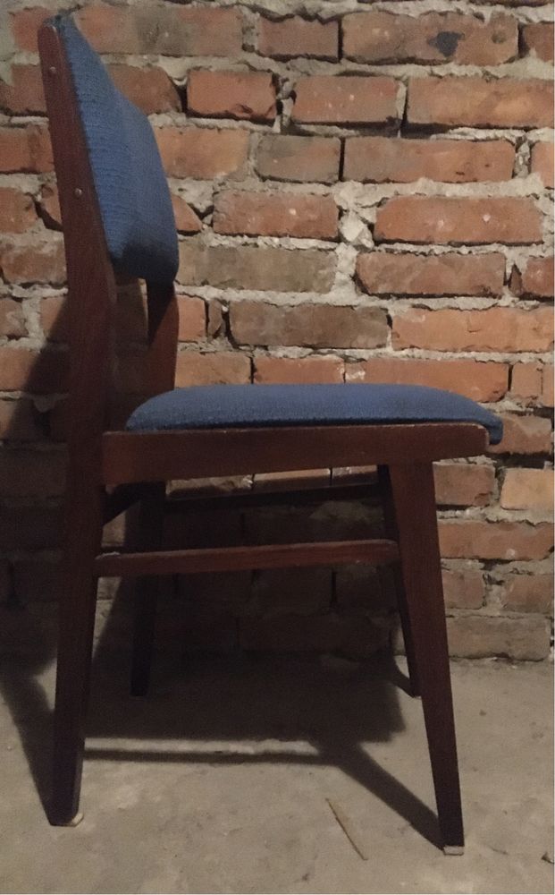 solidne drewniane krzesło tapicerowane z okresu PRL-u