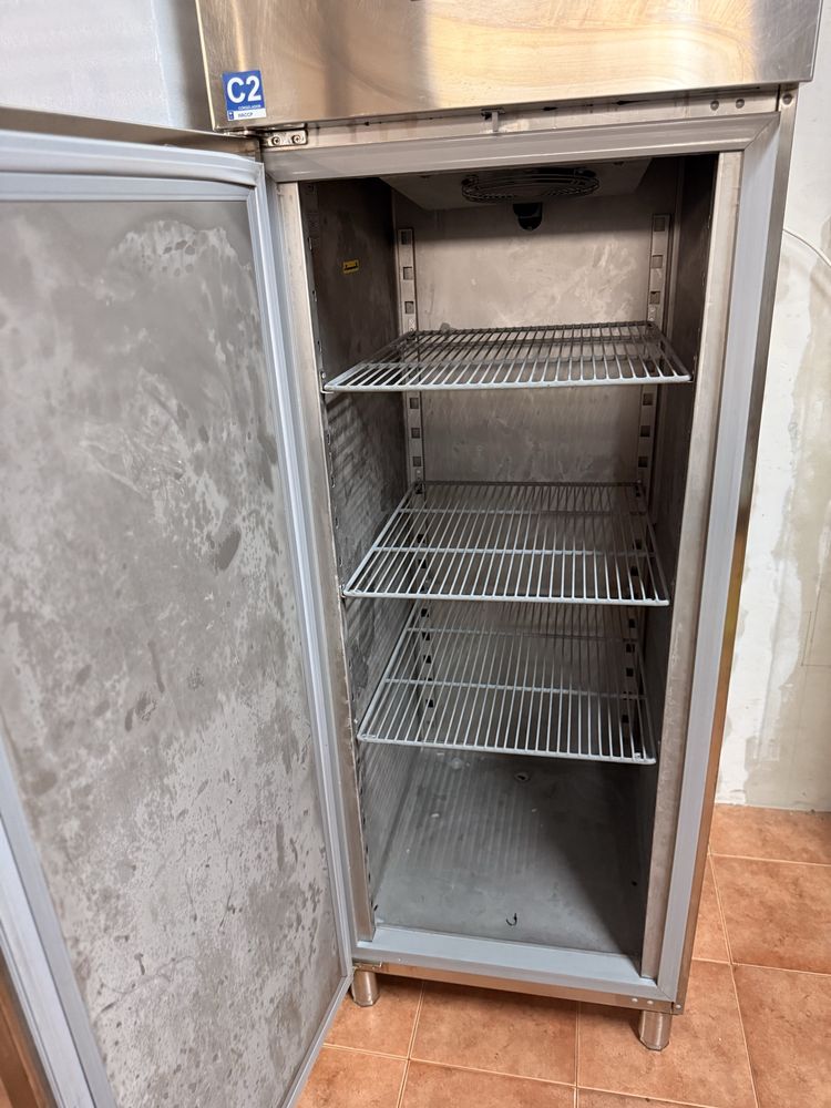 Armario Fagor de Congelação ventilado com prateleiras.
