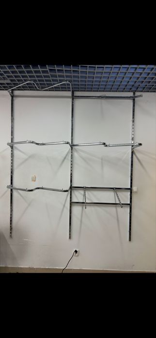 Stojaki, wieszaki sklepowe.