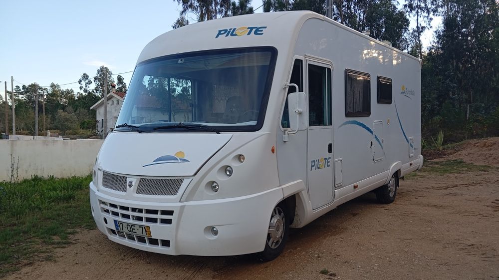 Autocaravana Pilote cama basculante e cama francesa