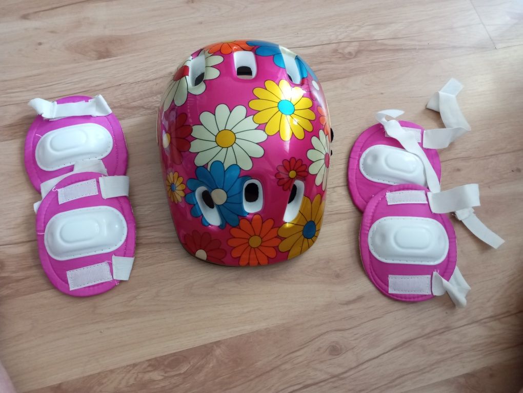 Kask i ochraniacze w plecaku .