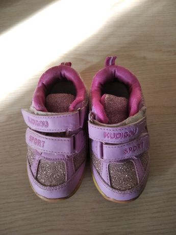 Продаю детские кроссовки для девочки