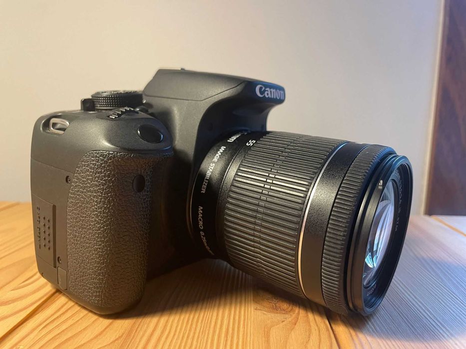 Câmara DSLR Canon 700D+Objetiva Zoom Lens EF-S 18-55mm