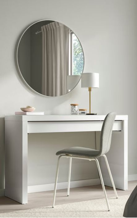 Toucador Malm branco com tampo em vidro