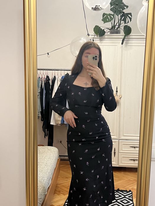 Стримана чорна сукня в квітковий принт