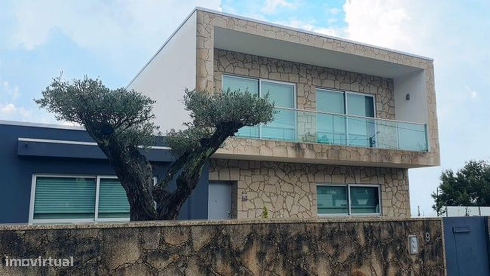 Moradia T4 à venda em Pousada