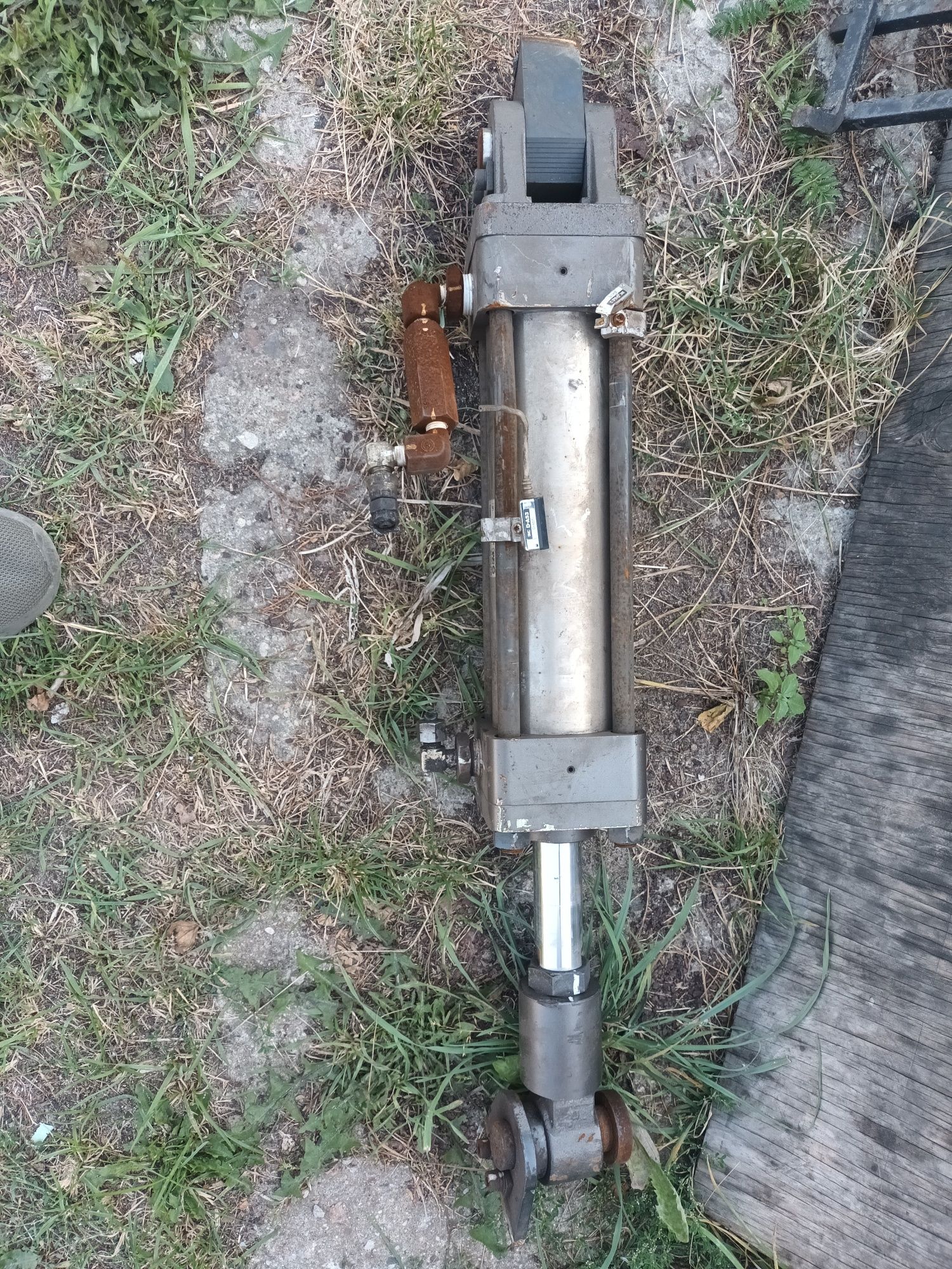 Siłownik hydrauliczny dwustronny