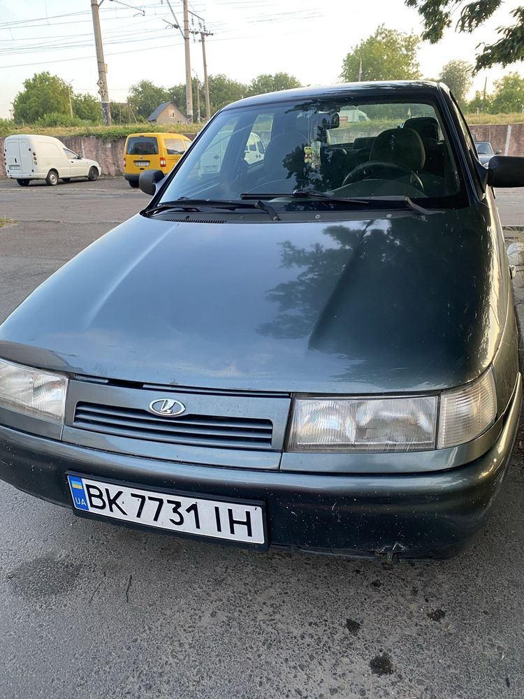 Продаєця ваз 2110