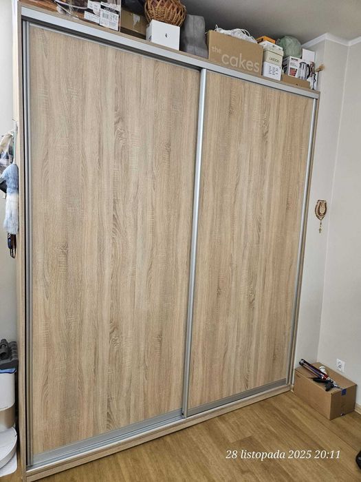 Duża i solidna szafa przesuwna dąb sonoma.