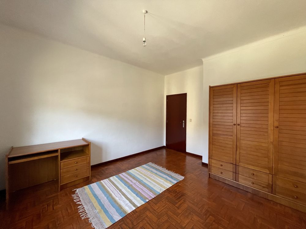 Apartamento T3 - semi mobilado com três frentes