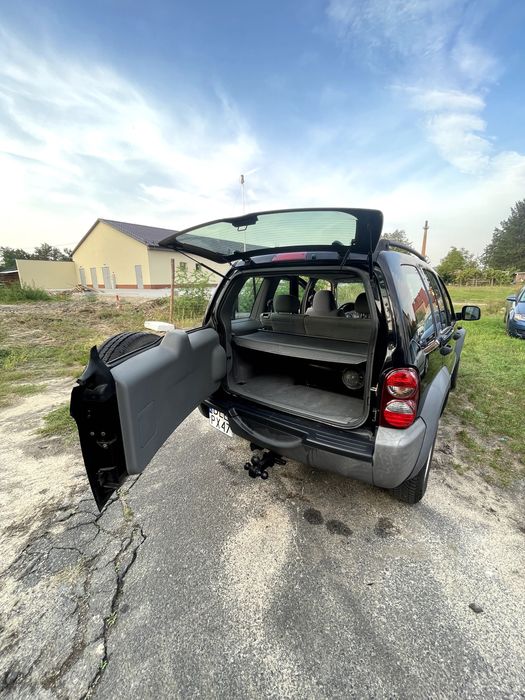Jeep Liberty Sport 3.7 B+G naped tyl