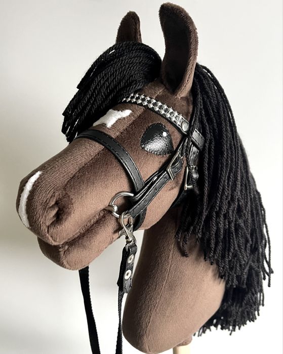 NOWY uszyty Hobby Horse A4 z ogłowiem i wodzami w zestawie brązowy