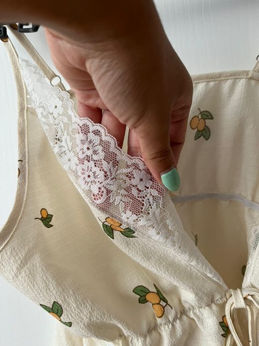 Top com limões e renda aperta a meio e alças ajustaveis tam M