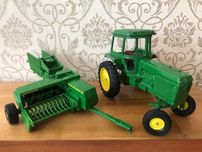 Model John Deere 4430 z prasą 348 ERTL CO DYERSVILLE IOWA