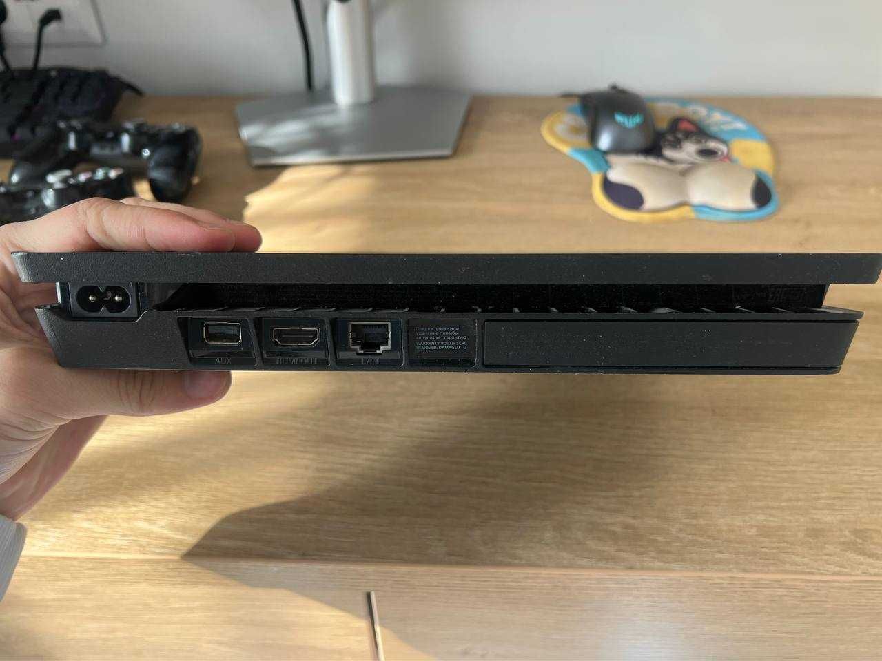 Playstation 4 Slim з 2 джойстиками та сумкою для приставки.