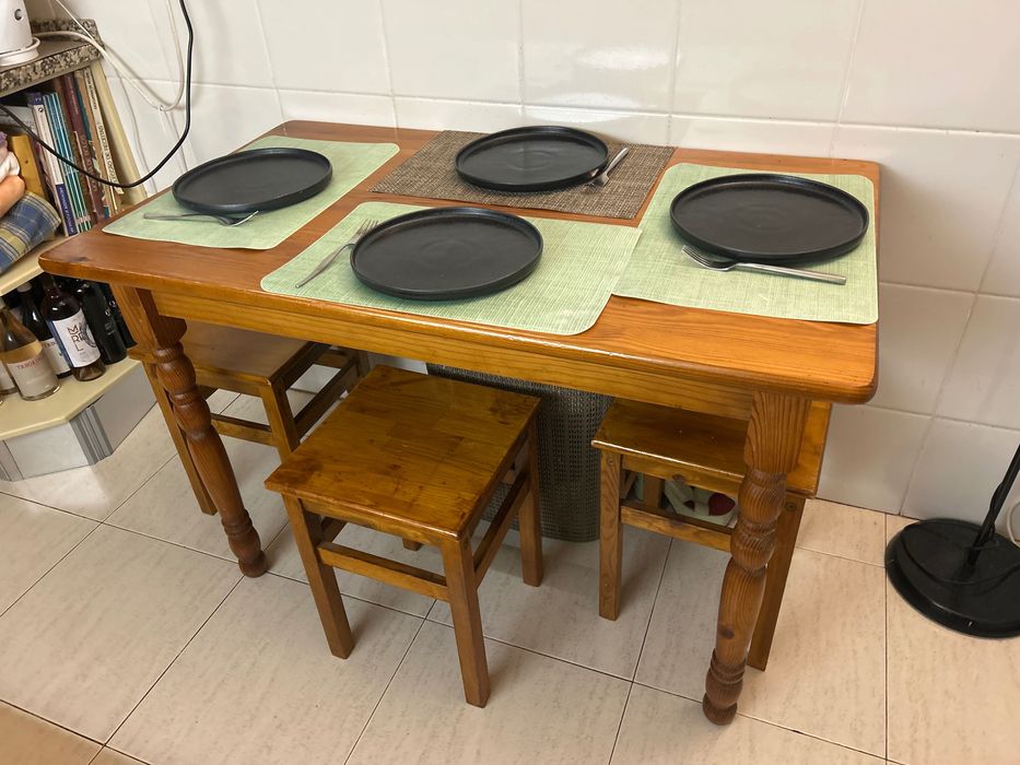 Mesa de cozinha e bancos