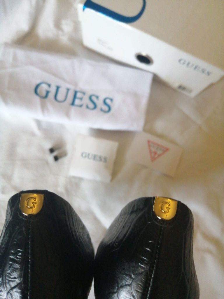 Sapatos Guess em pele.