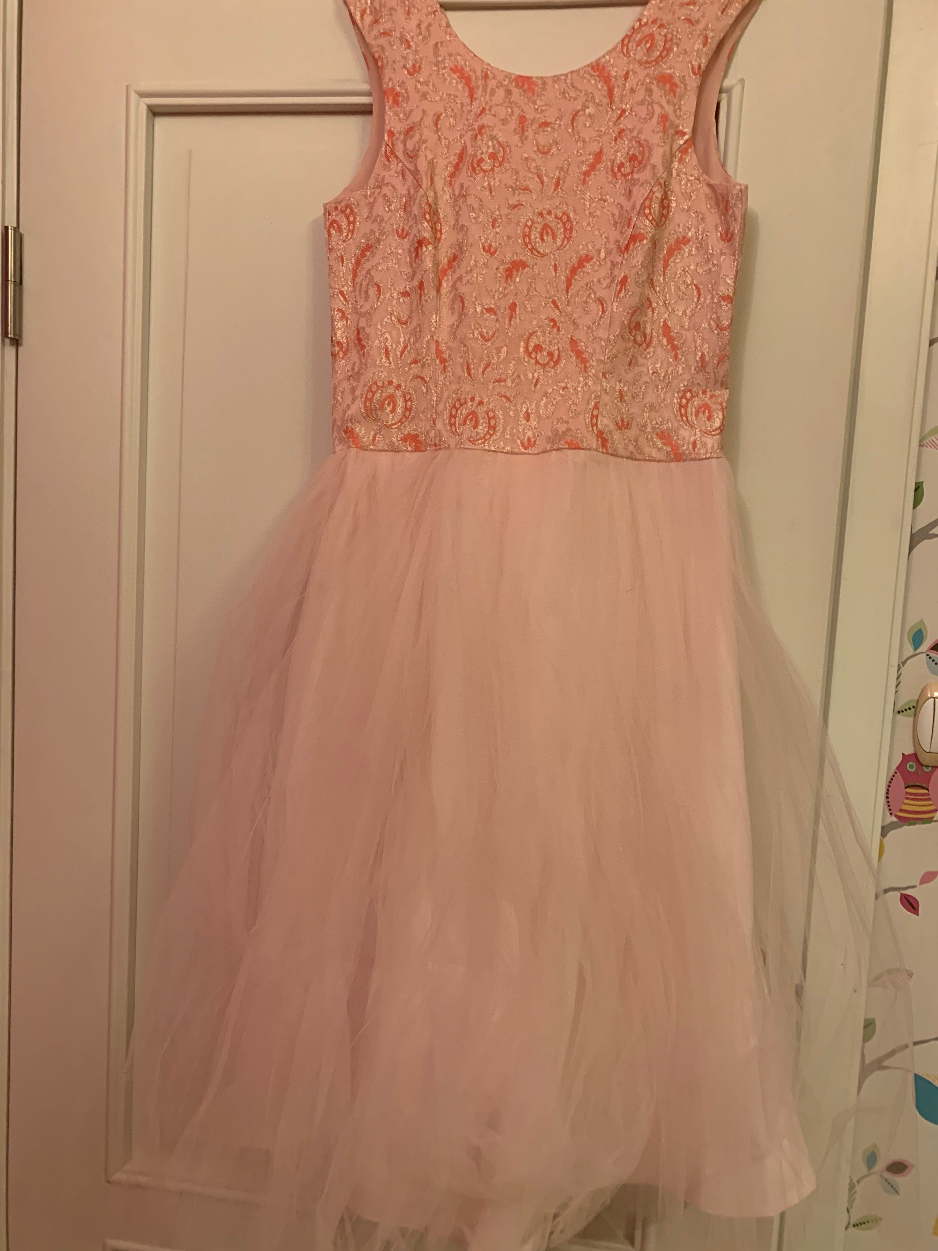 Pudrowo różowa sukienka