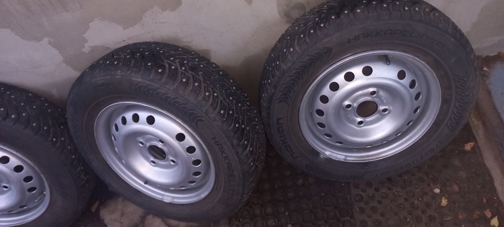 Продам шины 175/70R13 зимние NOKIAN HAKAPELITTA 8, шипованные