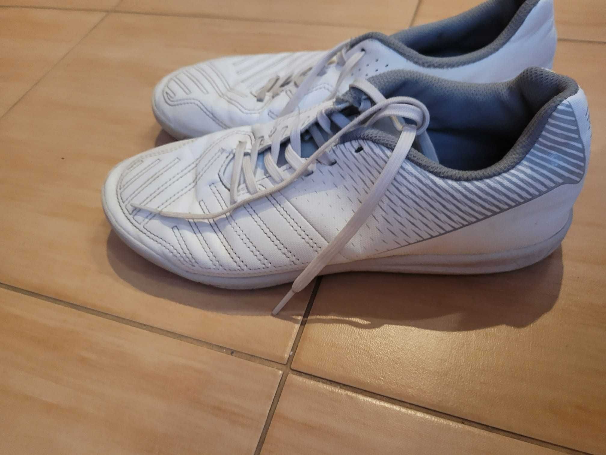 Buty sportowe do piłki nożnej r. 39 Decathlon